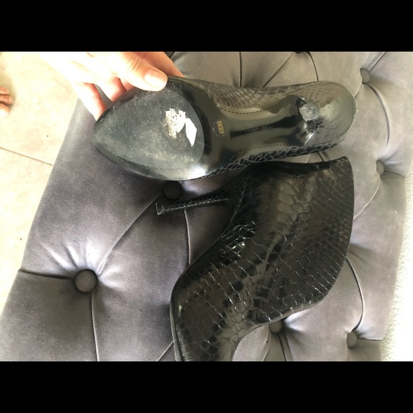 Vince Camuto snakeskin black slip-on bootie sz 6.5